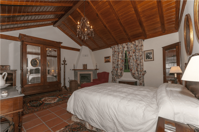 Dormitorio con cama doble
