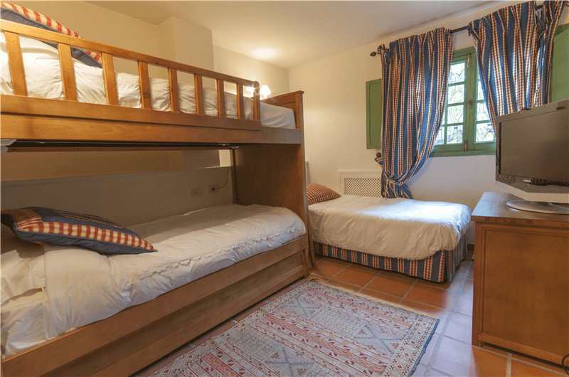 Dormitorio con una cama individual y una litera