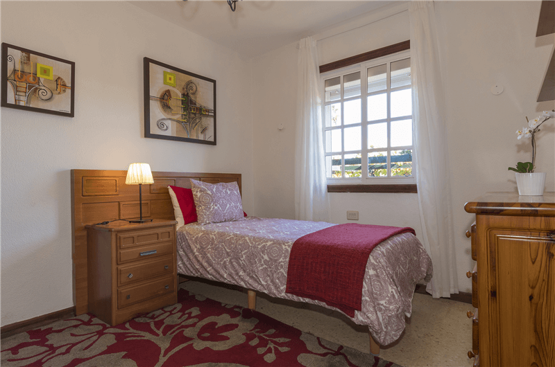 Dormitorio con una cama individual