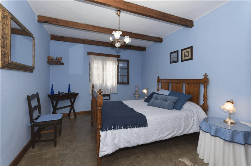 Dormitorio con cama doble