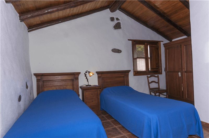 Dormitorio con dos camas individuales